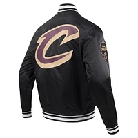 Veste universitaire en satin à bouton-pression complète Pro Standard pour hommes des Cleveland Cavaliers Script Tail noire