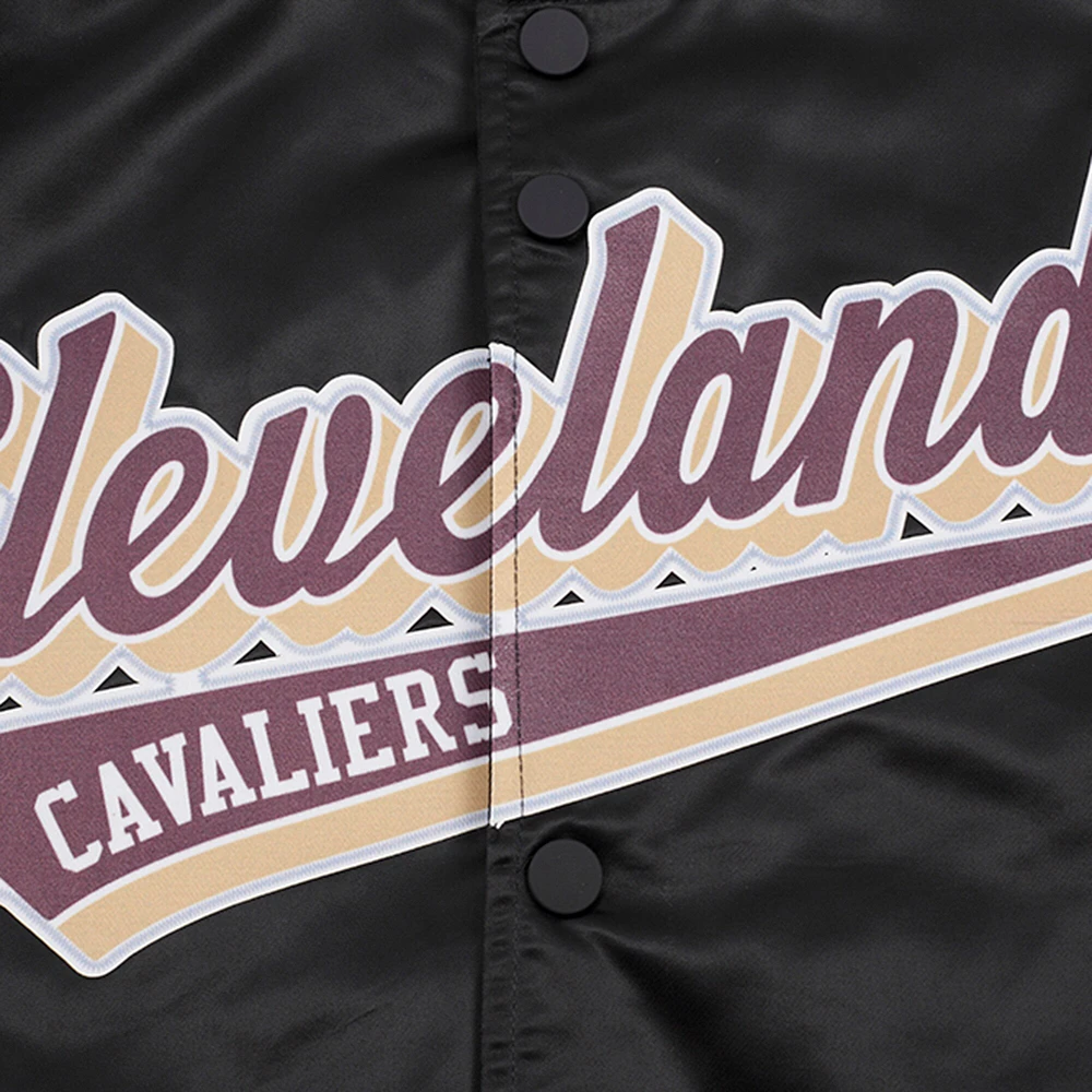 Veste universitaire en satin à bouton-pression complète Pro Standard pour hommes des Cleveland Cavaliers Script Tail noire