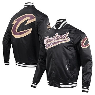 Veste universitaire en satin à bouton-pression complète Pro Standard pour hommes des Cleveland Cavaliers Script Tail noire