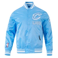 Veste en satin à boutons-pression et appliqués chenille pour homme Pro Standard Cleveland Cavaliers City Edition 2024/25 Bleu