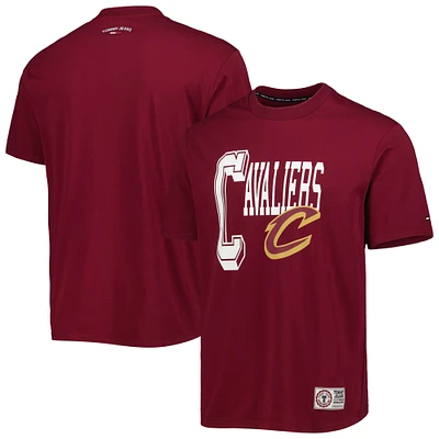 T-shirt Tommy Jeans Cleveland Cavaliers Mel Varsity bordeaux pour homme