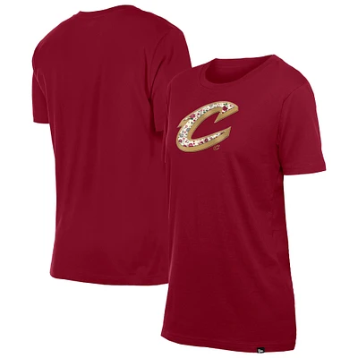 T-shirt à fleurs New Era pour femme avec logo Cleveland Cavaliers Glam Game Wine
