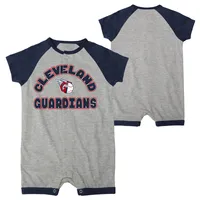 Barboteuse à boutons-pression Raglan pour bébé Heather Grey Cleveland Guardians Extra Base Hit