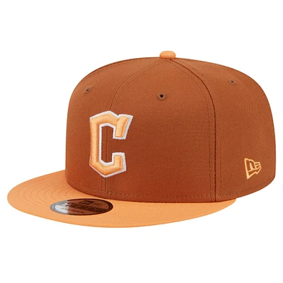 Casquette Snapback 9FIFTY bicolore de couleur printanière des Cleveland Guardians New Era pour hommes, marron