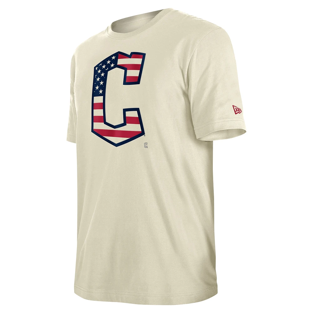 T-shirt crème New Era pour hommes des Cleveland Guardians Americana Flag Fill