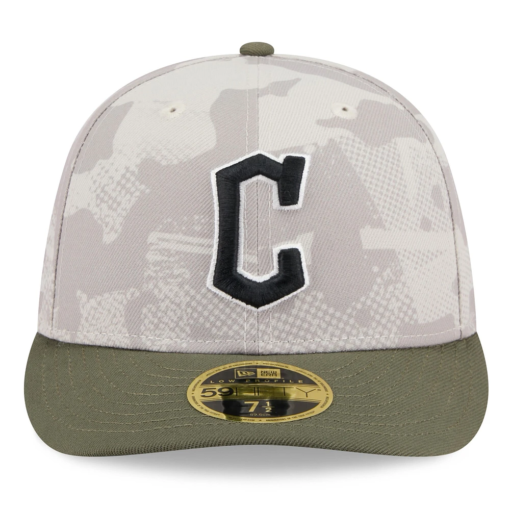 Casquette ajustée 59FIFTY basse pour homme New Era, beige clair/olive, Cleveland Guardians 2025 Armed Forces Day