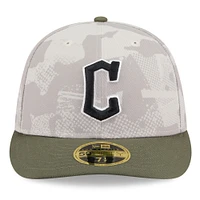 Casquette ajustée 59FIFTY basse pour homme New Era, beige clair/olive, Cleveland Guardians 2025 Armed Forces Day