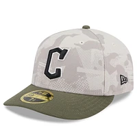 Casquette ajustée 59FIFTY basse pour homme New Era, beige clair/olive, Cleveland Guardians 2025 Armed Forces Day