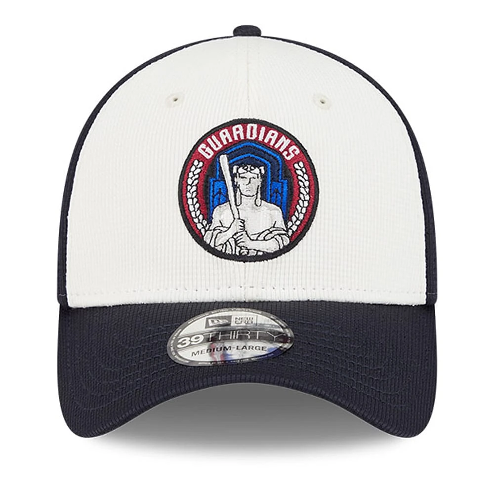 Casquette d'entraînement au bâton 39THIRTY Flex City Connect des Cleveland Guardians New Era pour homme, bleu marine et blanc