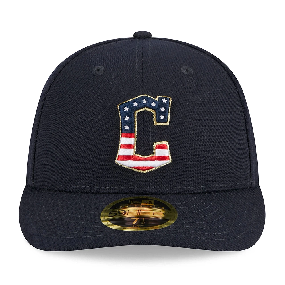 Casquette ajustée 59FIFTY à profil bas Cleveland Guardians 2023 Fourth of July New Era pour homme, bleu marine