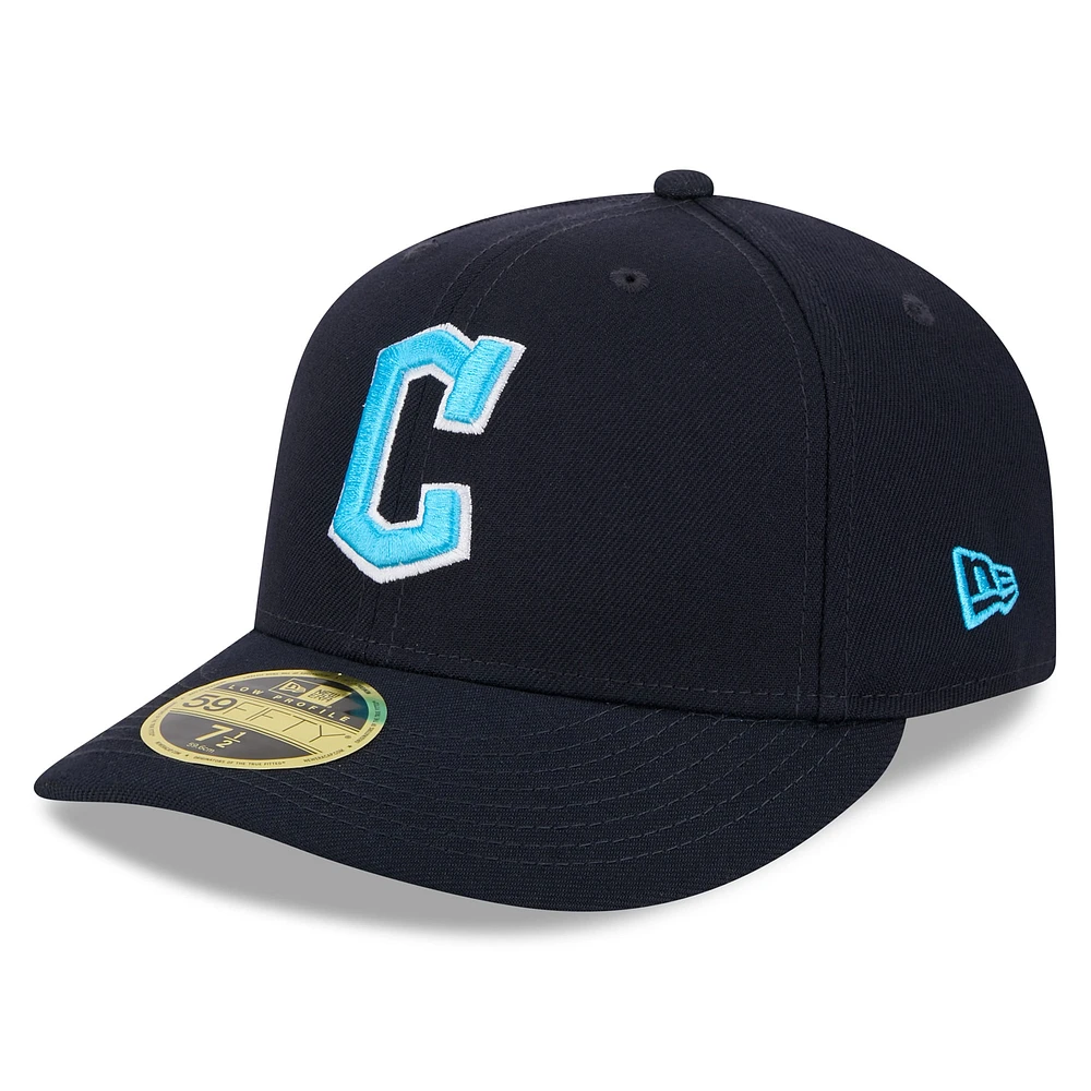 Casquette ajustée 59FIFTY à profil bas pour la fête des pères Cleveland Guardians 2024 New Era hommes, bleu marine