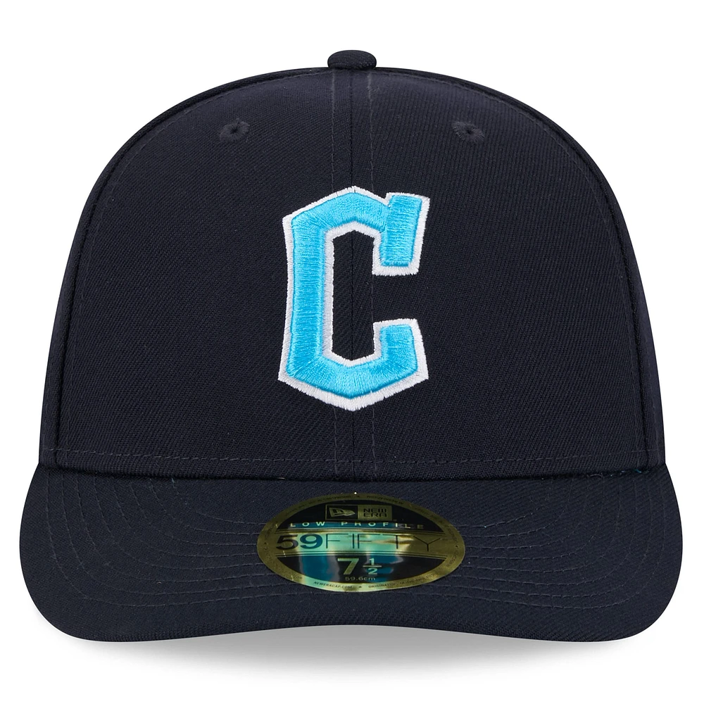 Casquette ajustée 59FIFTY à profil bas pour la fête des pères Cleveland Guardians 2024 New Era hommes, bleu marine