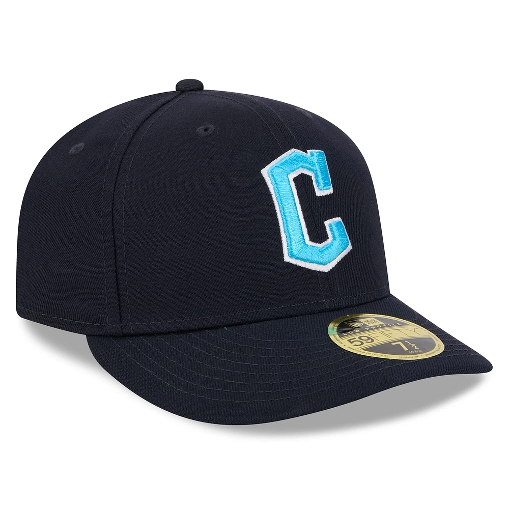 Casquette ajustée 59FIFTY à profil bas pour la fête des pères Cleveland Guardians 2024 New Era hommes, bleu marine