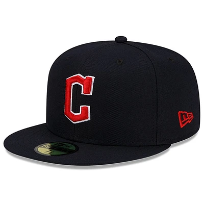 Casquette ajustée New Era pour homme bleu marine Cleveland Guardians Road Authentic Collection On-Field 59FIFTY