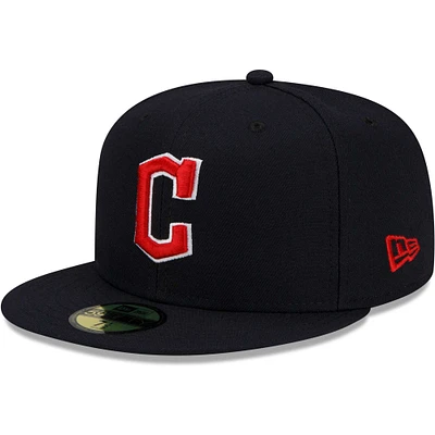 Casquette ajustée New Era pour homme bleu marine Cleveland Guardians Road Authentic Collection On-Field 59FIFTY