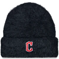 Bonnet en tricot à revers pelucheux Cleveland Guardians New Era noir pour femme