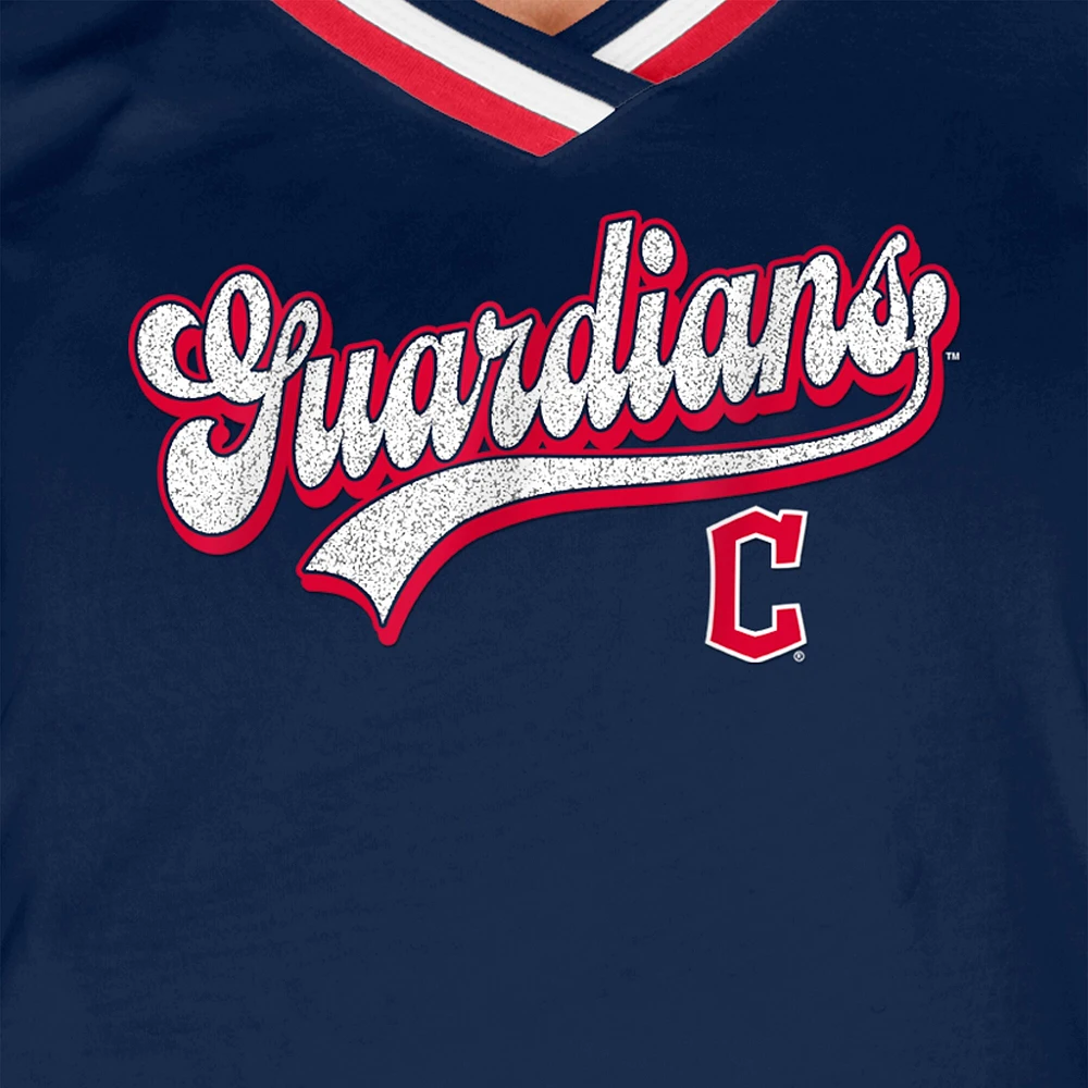 T-shirt à col en V raglan Gameday Cleveland Guardians bleu marine New Era pour femme