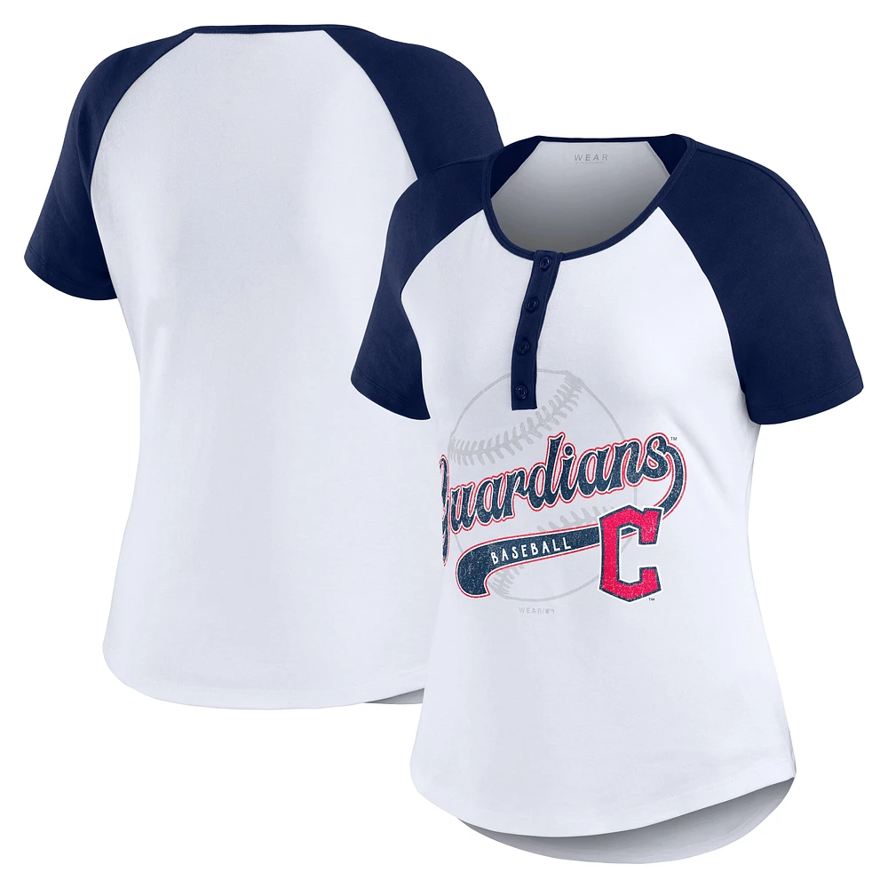 WEAR by Erin Andrews T-shirt Henley Raglan blanc/bleu marine des Cleveland Guardians pour femmes