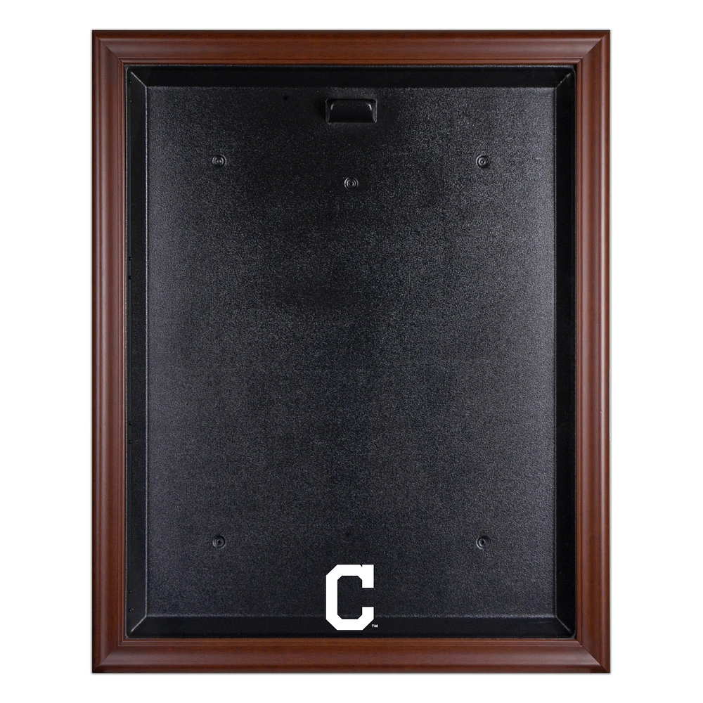Vitrine de présentation du maillot avec logo encadré marron des Cleveland Indians