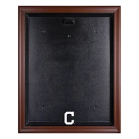 Vitrine de présentation du maillot avec logo encadré marron des Cleveland Indians