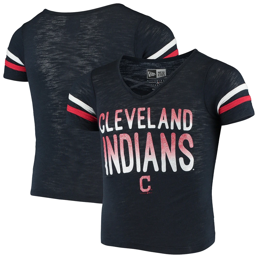 T-shirt à col en V jersey flammé New Era Indians de Cleveland bleu marine pour fille