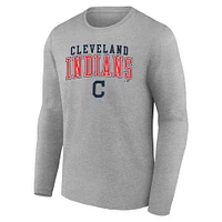T-shirt à manches longues avec logo emblématique de la collection Cooperstown des Cleveland Indians Fanatics Heather Grey pour hommes