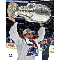 Artturi Lehkonen Colorado Avalanche Photographie non signée des champions de la coupe Stanley 2022 soulevant