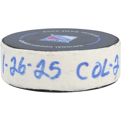 Cale Makar, rondelle de but utilisée par l'Avalanche du Colorado contre les Rangers de New York le 26 janvier 2025