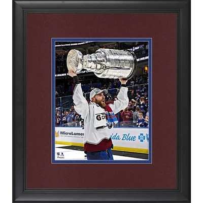 Photographie encadrée autographiée de Devon Toews, champion de la Coupe Stanley 2022, 8" x 10"