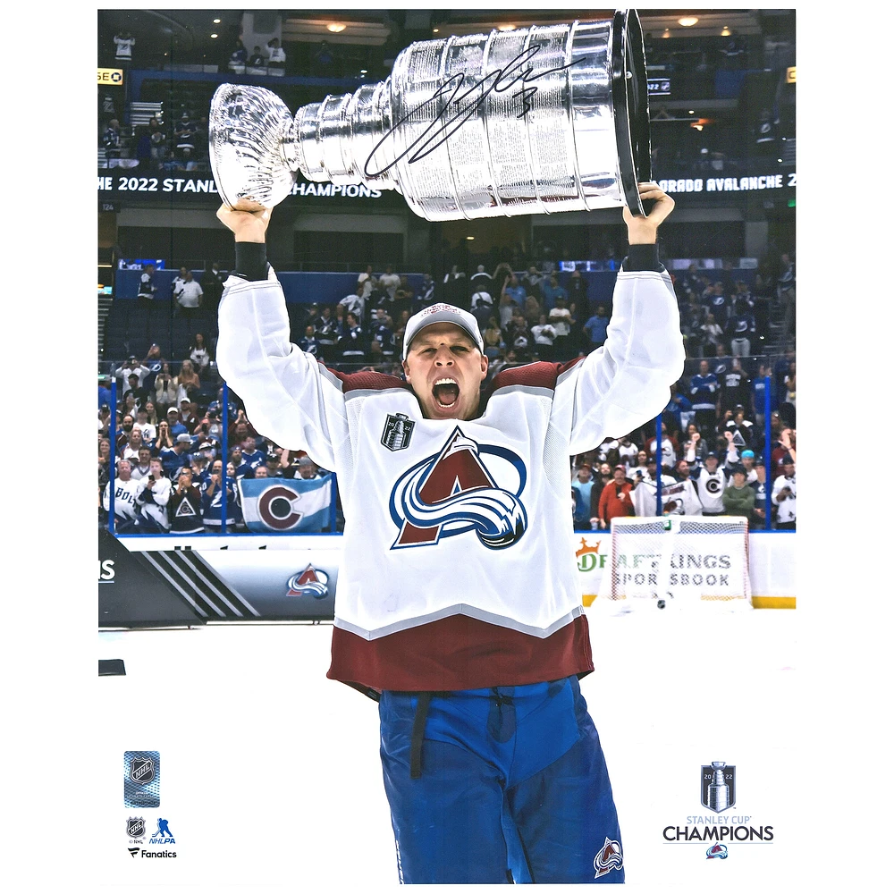Photographie autographiée de 16" x 20" de Jack Johnson, champion de la Coupe Stanley 2022, soulevant la Coupe