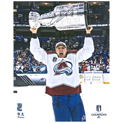 Photographie autographiée de 16" x 20" de Jack Johnson, champion de la Coupe Stanley 2022, soulevant la Coupe