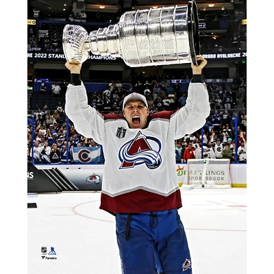 Photographie non signée de Jack Johnson, champion la Coupe Stanley 2022 l'Avalanche du Colorado