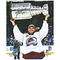 Photographie autographiée de 8" x 10" de Logan O'Connor, champion de la Coupe Stanley 2022, soulevant la Coupe