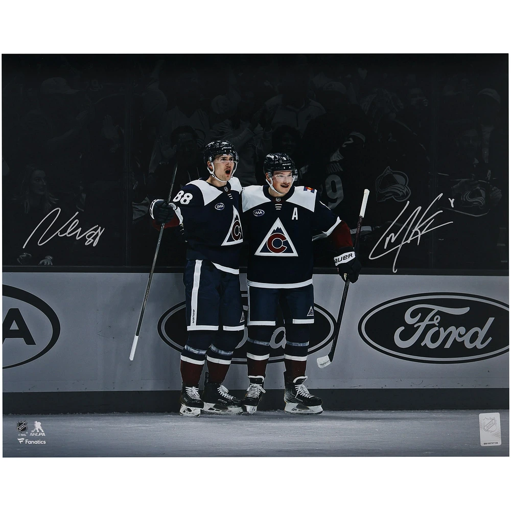 Photographie dédicacée de Martin Necas et Cale Makar, Colorado Avalanche, maillot bleu marine alternatif, 16" x 20", célébration à l'honneur