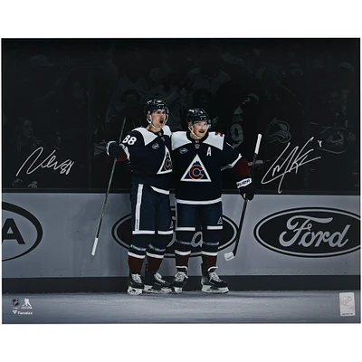 Photographie dédicacée de Martin Necas et Cale Makar, Colorado Avalanche, maillot bleu marine alternatif, 16" x 20", célébration à l'honneur