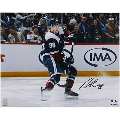 Photographie dédicacée de Martin Necas, Colorado Avalanche, maillot bleu marine alternatif, 16" x 20"