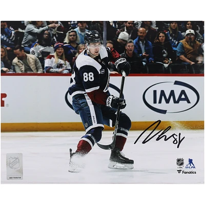 Photographie dédicacée de Martin Necas, Colorado Avalanche, maillot bleu marine alternatif, 20 x 25 cm, arrêt