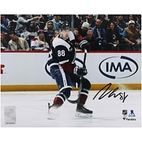 Photographie dédicacée de Martin Necas, Colorado Avalanche, maillot bleu marine alternatif, 20 x 25 cm, arrêt