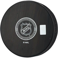 Rondelle de hockey autographiée par Martin Necas de l'Avalanche du Colorado avec l'inscription « Avs Debut 1/25/25 »