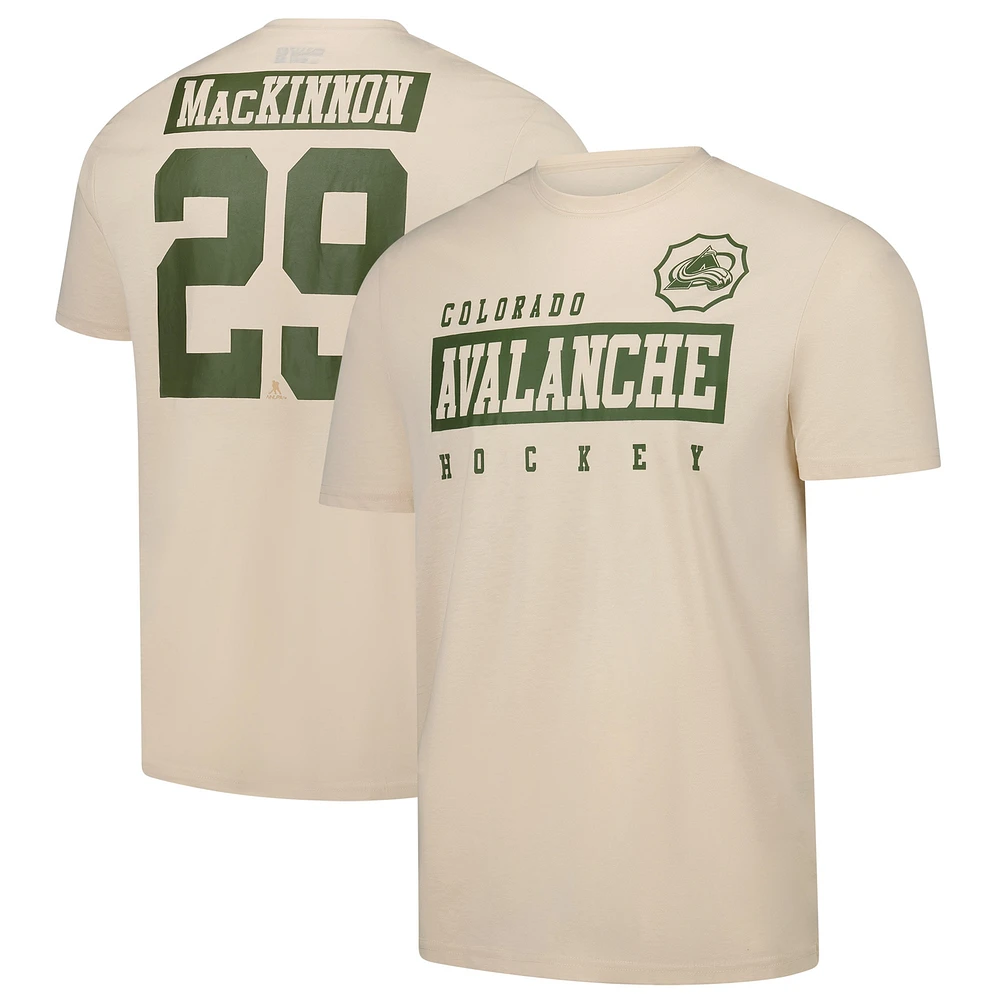 T-shirt Nathan MacKinnon pour homme de Levelwear, kaki, Colorado Avalanche 2024, NHL, appréciation militaire, Richmond Delta, nom et numéro du joueur