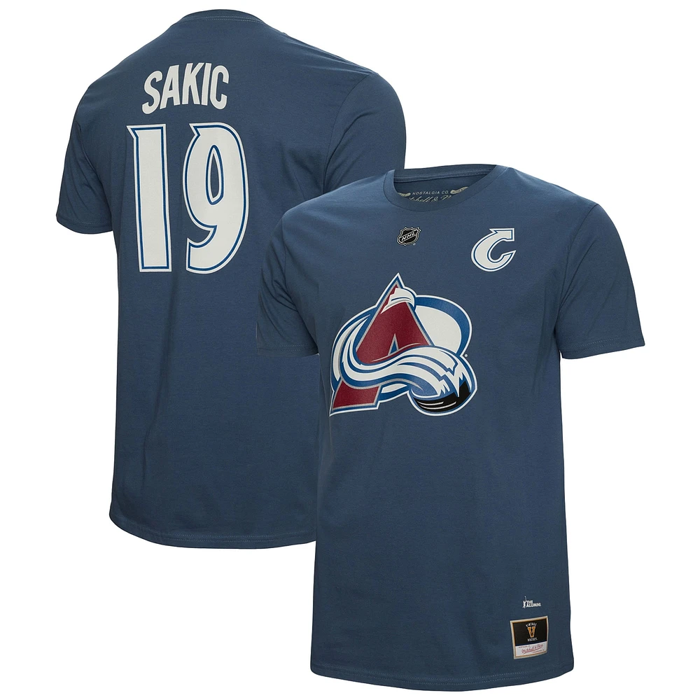 T-shirt avec nom et numéro de l'Avalanche du Colorado bleu marine Mitchell & Ness Joe Sakic pour hommes