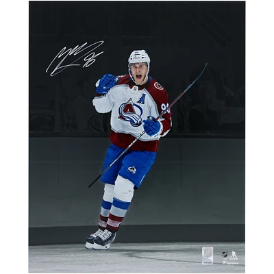 Maillot blanc autographié de 16" x 20" de Mikko Rantanen, Colorado Avalanche, célébrant une photo sous les projecteurs