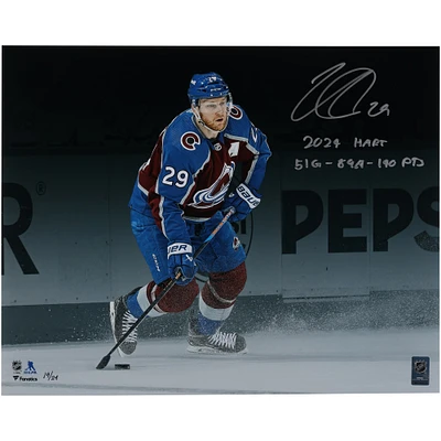 Photographie autographiée de Nathan MacKinnon Colorado Avalanche 16" x 20" en maillot bordeaux avec inscriptions multiples - Édition limitée à 24 exemplaires