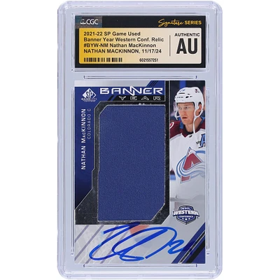 Carte authentifiée dédicacée de Nathan MacKinnon Colorado Avalanche 2021-22 Upper Deck SP utilisée dans le jeu Banner Year Western Conference Relic #BYW-NM CGC Fanatics Witnessed