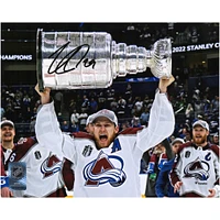 Photographie autographiée de 8" x 10" de Nathan MacKinnon, champion de la Coupe Stanley 2022, lors de la levée de la Coupe