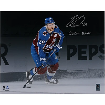 Photographie autographiée du vainqueur du trophée Hart Memorial 2024 de l'Avalanche du Colorado, maillot bordeaux de 16" x 20", avec l'inscription "2024 Hart"