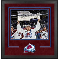 Photographie encadrée de luxe autographiée de Nathan MacKinnon Colorado Avalanche, champion de la Coupe Stanley 2022, 16" x 20"