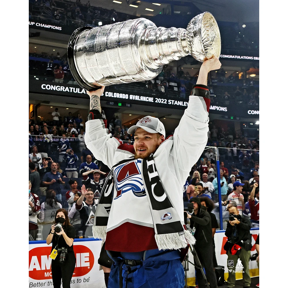Valeri Nichushkin Colorado Avalanche Photographie non signée des champions de la Coupe Stanley 2022 soulevant
