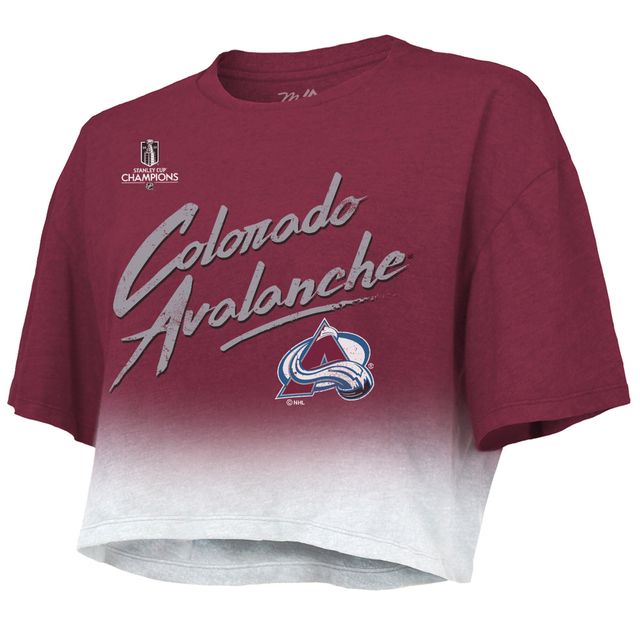 Majestic Threads pour femme Nathan MacKinnon Bourgogne Colorado Avalanche Champions de la Coupe Stanley 2022 Dip Dye Boxy Crop T-shirt