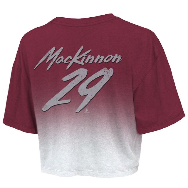 Majestic Threads pour femme Nathan MacKinnon Bourgogne Colorado Avalanche Champions de la Coupe Stanley 2022 Dip Dye Boxy Crop T-shirt